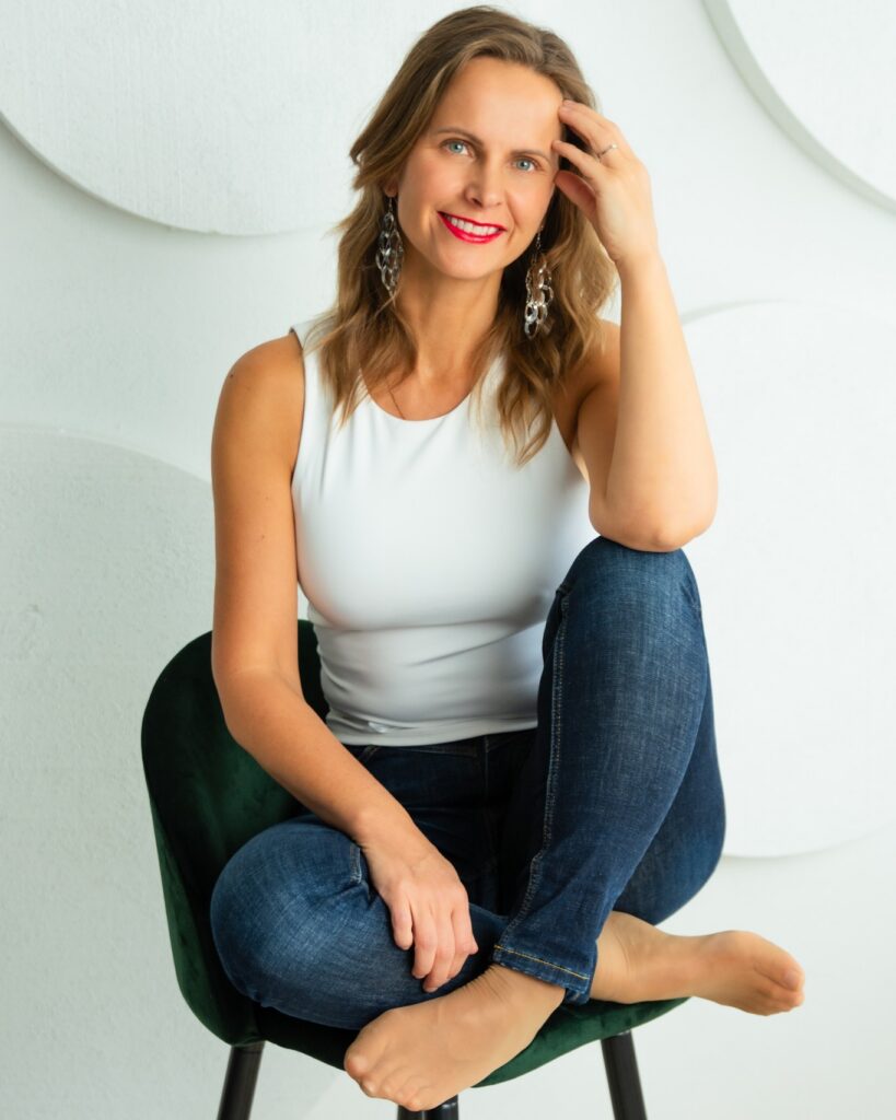 顔全体を整える6つの簡単エクササイズを収録。1日1〜3回の短いルーティンで、自然な美しさをサポートします。